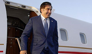 Саакашвили ударился головой об авиалайнер Саакашвили ударился головой об авиалайнер