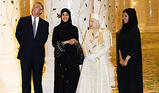 Босую Елизавету II отвезли в мечеть Босую Елизавету II отвезли в мечеть