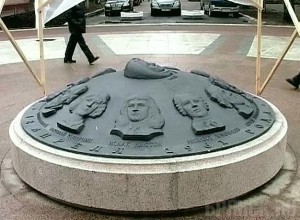 На бульваре Гагарина установили исправленный барельеф