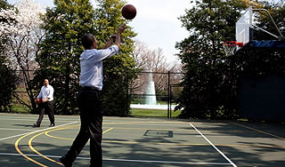 Обаму ударили локтем по лицу Обаму ударили локтем по лицу