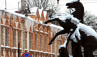 Сосульки начали калечить людей Сосульки начали калечить людей