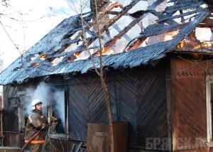 Из-за пожаров три семьи остались без крыши над головой