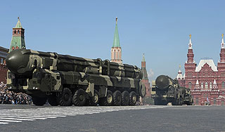 Миру грозит гонка вооружений Миру грозит гонка вооружений