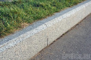 На улице Чехова забыли установить бордюры