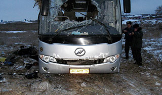 Водитель автобуса с людьми уснул за рулем Водитель автобуса с людьми уснул за рулем