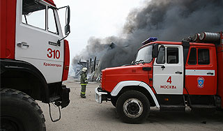 Дым от пожара на ярмарке окутал МКАД Дым от пожара на ярмарке окутал МКАД