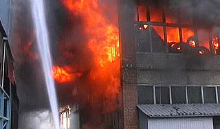 Раненого москвича вынесли из огня на руках Раненого москвича вынесли из огня на руках