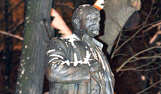 Памятник Ленину взорвали под Петербургом Памятник Ленину взорвали под Петербургом