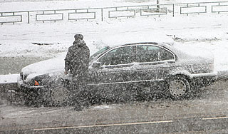 Снегопад парализовал российские города Снегопад парализовал российские города