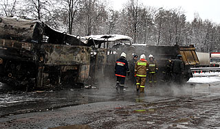 Лихач на фуре протаранил автобус с людьми Лихач на фуре протаранил автобус с людьми