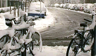 Снег парализовал метро в Праге Снег парализовал метро в Праге