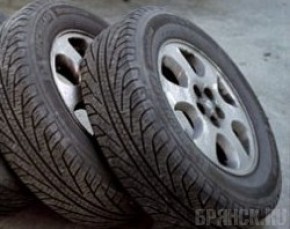 Злоумышленники сняли с «Жигулей» задние колеса