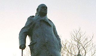 Студенты осквернили памятник Черчиллю Студенты осквернили памятник Черчиллю