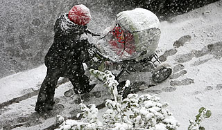 Снег с крыши ранил ребенка в коляске Снег с крыши ранил ребенка в коляске