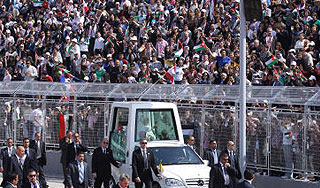 В давке на стадионе пострадали сотни людей В давке на стадионе пострадали сотни людей