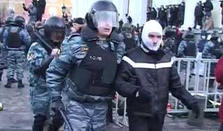 Болельщики сломали елку на Манежной Болельщики сломали елку на Манежной