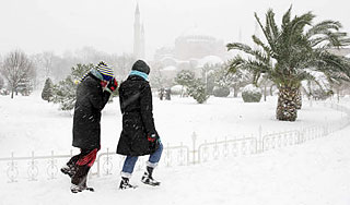 Ураганный ветер и снег обрушились на Турцию Ураганный ветер и снег обрушились на Турцию