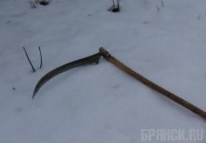 Женщина зарезала своего обидчика косой