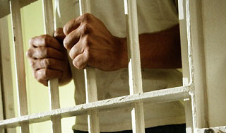 Осужденный сбежал из зала суда с гранатой Осужденный сбежал из зала суда с гранатой