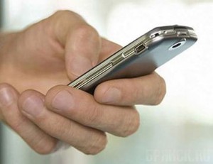 Мужчину задержали при попытке сбыть украденный мобильник