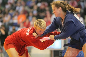 Брянские самбистки получили 16 медалей на соревнованиях ЦФО