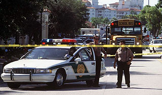 Мужчина открыл огонь на заседании школы Мужчина открыл огонь на заседании школы