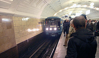 Студентка бросилась под поезд в метро Студентка бросилась под поезд в метро