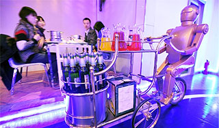 Китайский ресторан взял на работу роботов Китайский ресторан взял на работу роботов