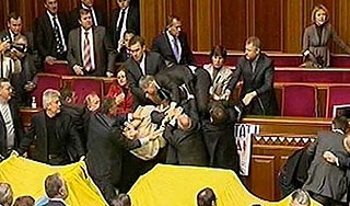 Депутаты Рады подрались мебелью Депутаты Рады подрались мебелью