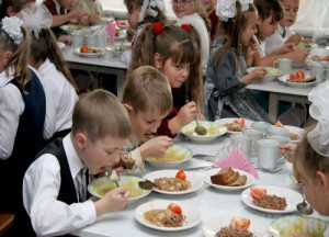 Школьников накормят на 13,5 рублей