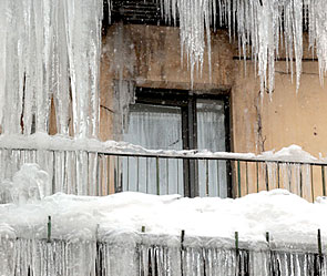 Двух жительниц Петербурга ранили сосульки Двух жительниц Петербурга ранили сосульки