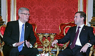 Медведев требует защитить русских в Латвии Медведев требует защитить русских в Латвии