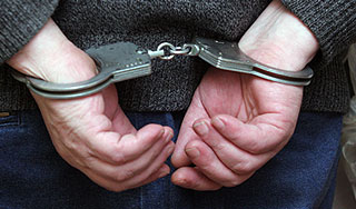 Мать за деньги дала дочерей педофилу Мать за деньги дала дочерей педофилу