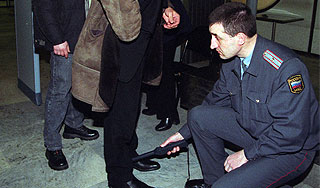 В метро появился пункт досмотра пассажиров В метро появился пункт досмотра пассажиров