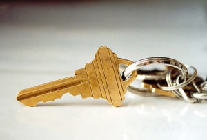 Чиновников заставили дать сироте квартиру