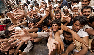 Смертник взорвал толпу в Пакистане Смертник взорвал толпу в Пакистане