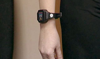 Осужденным примерили электронный браслет Осужденным примерили электронный браслет