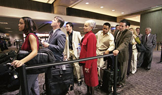 Сотни европейцев застряли в аэропортах Сотни европейцев застряли в аэропортах