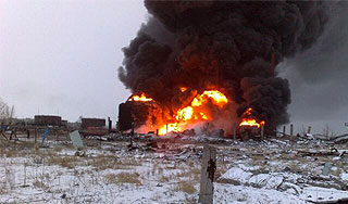 Взрыв на нефтезаводе убил рабочих Взрыв на нефтезаводе убил рабочих