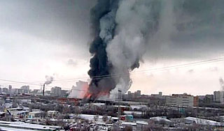 Огонь на складе остановили с вертолетов Огонь на складе остановили с вертолетов