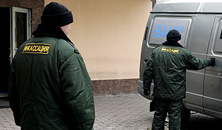 Грабители убили инкассаторов и прохожего Грабители убили инкассаторов и прохожего