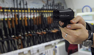 Медведев ужесточил контроль за травматикой Медведев ужесточил контроль за травматикой