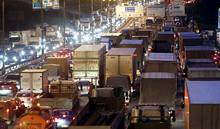 Авария парализовала движение на МКАД Авария парализовала движение на МКАД