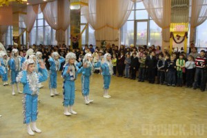 Дети-сироты побывали на елке главы администрации Брянска