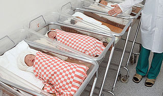 Младенца уронили с пеленального столика Младенца уронили с пеленального столика