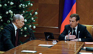 Медведев поблагодарил Путина за работу Медведев поблагодарил Путина за работу