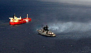 Российский танкер "убежал" от пиратов Российский танкер "убежал" от пиратов