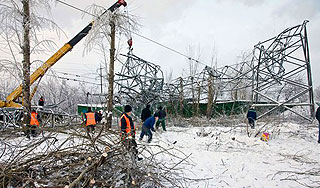 Снегопад устроил Подмосковью "конец света" Снегопад устроил Подмосковью "конец света"