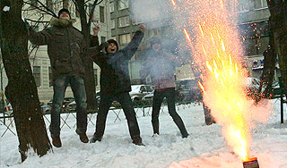 Пиротехника ранила более 20 москвичей Пиротехника ранила более 20 москвичей