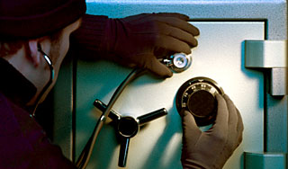 Воры в праздник вскрыли в банке 140 сейфов Воры в праздник вскрыли в банке 140 сейфов